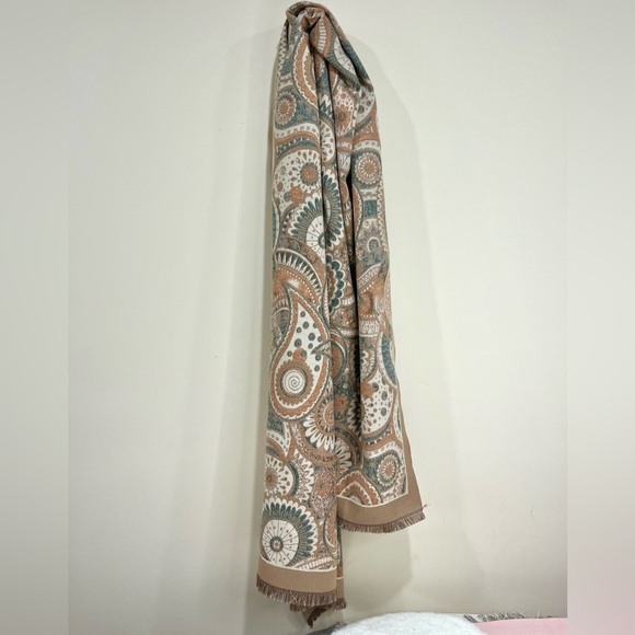 Elegant Paisley Scarf in Neutral Hues - Picture 3 of 7